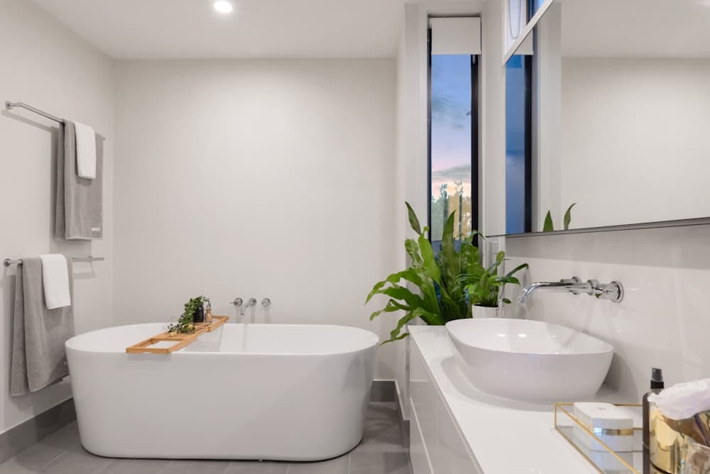 Baño reformado con plato de ducha y microcemento